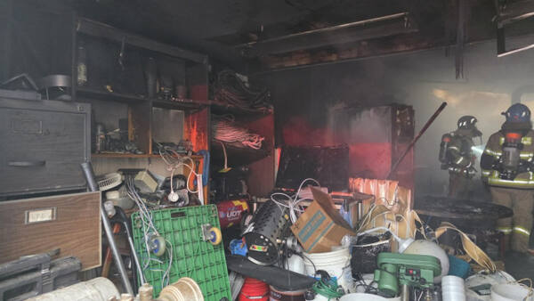 11일 오전 9시30분께 안양 만안구 소재 한 상가에서 불이 나 소방이 진화 작업에 나섰다.안양소방서 제공