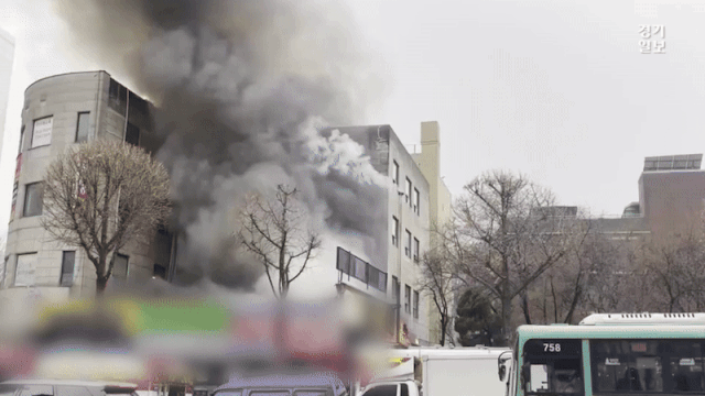 11일 오전 9시30분께 안양 만안구 소재 한 상가에서 화재로 인해 연기가 나고 있다.안양소방서 제공