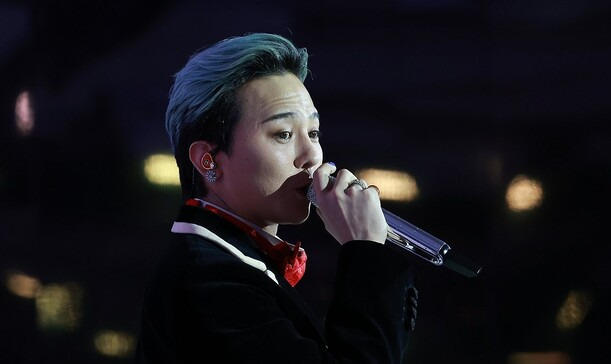 가수 지드래곤이 지난 10월 31일 경북 경주시 라한셀렉트호텔에서 열린 2025 아시아태평양경제협력체(APEC) 정상회의 환영 만찬에서 공연을 펼치고 있다.연합뉴스