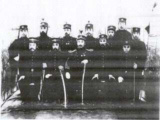 ▲이동휘 선생의 강화진위대장 당시 모습(앞줄 가운데).이동휘기념사업회 제공