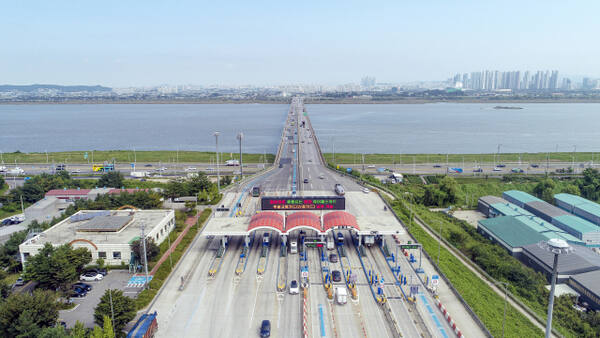 김포시가 당초 지원대상에서 제외했던‘사업용(영업용 포함) 및 임차 차량’을 시의회가 지원대상에 포함시켜 이들 차량도 출·퇴근 시간대에 통행하면 왕복 1회 통행료를 지원받을 수 있게 됐다.김포시 제공