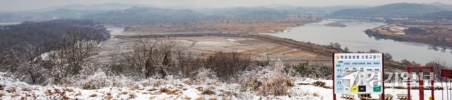 정부와 국회가 추진하는 민간인출입통제선 범위 축소 법안은 이미 민통선 범위가 1~3㎞ 이내에 위치한 경기·인천 접경지역의 경우 실질적 혜택이 거의 없다는 지적이 제기되고 있다.사진은 파주시 민통선 내 임진강과 초평