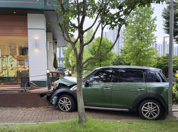 올해 9월 화성시 영천동의 차량 돌진사고 현장.경기도소방재난본부 제공