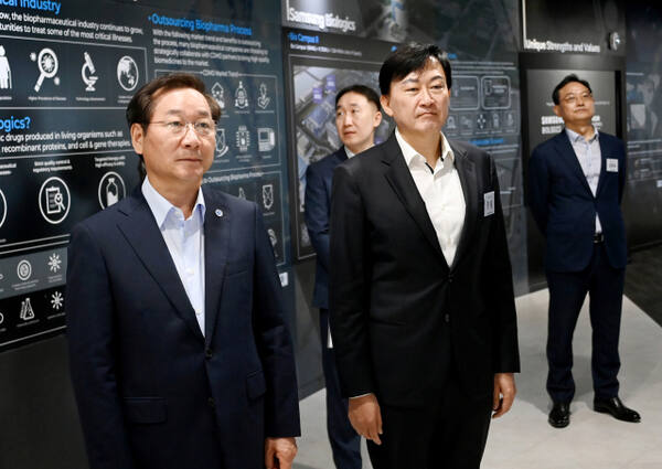 유정복 인천시장이 지난 2023년 8월 22일 연수구 삼성바이오로직스를 방문해 존림 대표이사 사장과 홍보관 및 시설을 살펴보고 있다.인천경제자유구역청 제공