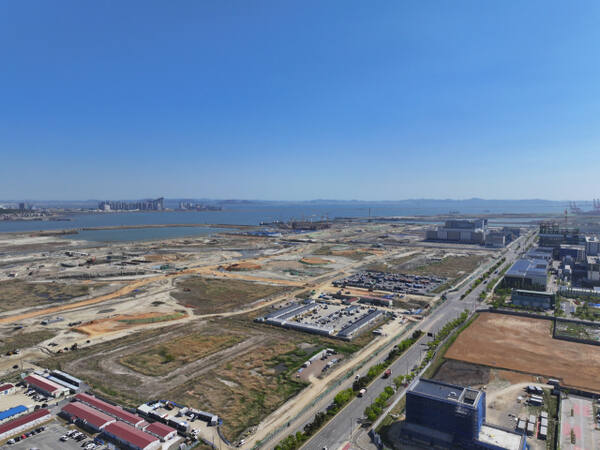 인천 송도국제도시에 삼성바이오로직스,롯데바이오로직스 증설이 가시화하며 종전 4·5·7공구 중심 바이오 클러스터가 11공구까지 확장이 이뤄지고 있다.송도 11공구의 매립 및 기반시설 공사 현장.인천경제자유구역청 