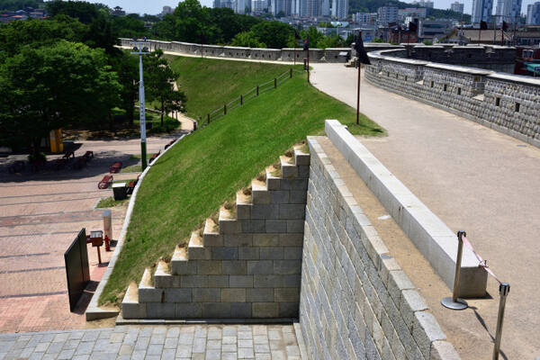 성안 관광객이 다니는 길 폭을 내탁의‘위 두께’라 부른다.작가 제공