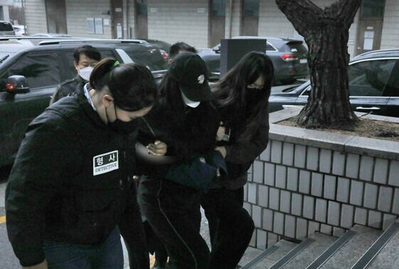 아동학대살해 혐의로 구속영장이 청구된 친모(25)와 계부 B씨(33)가 구속 전 피의자 심문을 위해 지난달 27일 오전 의정부지방법원에서 법정으로 이동하고 있다.연합뉴스