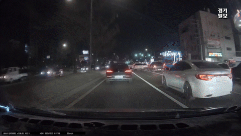 지난 22일 인천 서구 원창동 도로에서 50대가 몰던 넥쏘 차량이 중앙 화단을 들이받았다.독자 제공