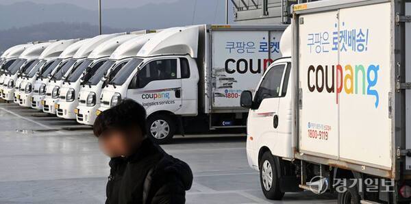 의왕시 쿠팡 물류센터에 주차돼 있는 쿠팡 배송차량들 모습.경기일보DB