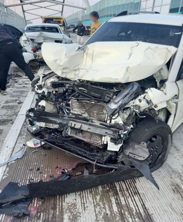 평택시 현덕면 권관리 인근 고속도로 차량 사고 현장 모습.평택소방서 제공