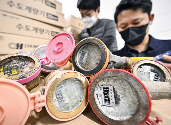 한파로 인해 동파된 수도계량기를 관계자들이 살펴보고 있다.경기일보 DB