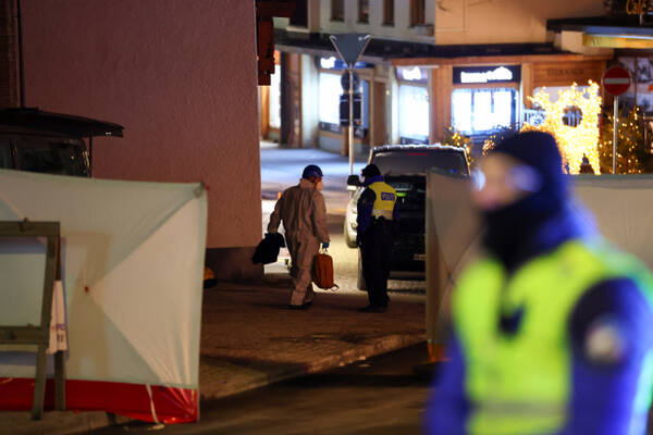 스위스 남서부의 고급 스키 리조트 크란스-몬타나의‘르 콘스텔레이션’바 새해 전야 파티 중 발생한 화재로 수많은 사상자가 나온 가운데 응급요원들이 현장을 수습하는 모습.로이터=연합뉴스