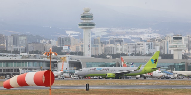 제주서 포항 가려던 진에어 여객기서 연기 발생