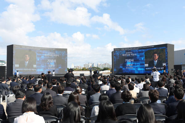 지난해 10월 민생경제 현장투어를 위해 고양시를 찾은 김동연 경기도지사가 킨텍스 제3전시장 착공이 고양시와 경기 북부 도약의 출발점이 될 것이라고 밝히고 있다.경기도 제공