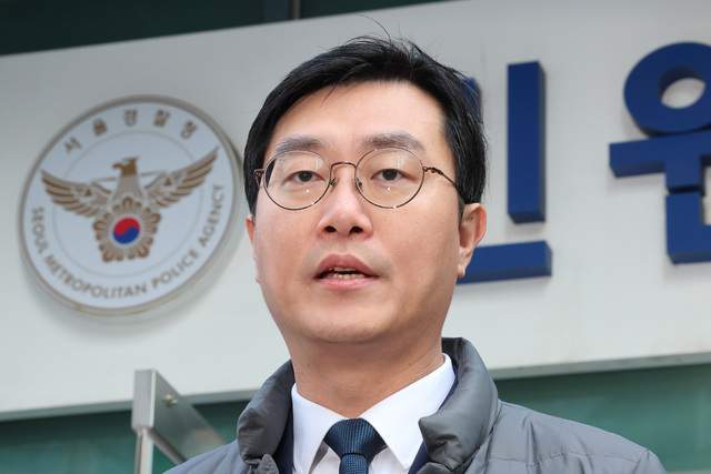 더불어민주당 장경태 의원이 지난달 2일 자신을 성추행 의혹으로 고발한 고소인을 무고 및 폭행 등으로 고소·고발하기 위해 서울경찰청 민원실을 방문한 뒤 나와 입장을 설명하고 있다.연하뉴스