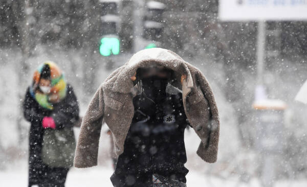 강추위 속에 걸어가는 시민.경기일보 DB