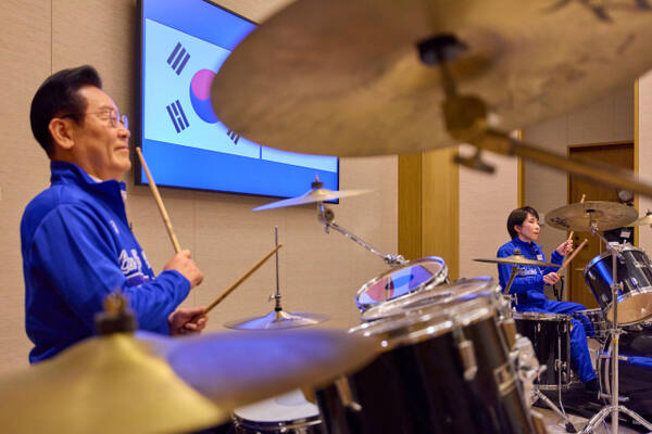 이재명 대통령, 다카이치 총리와 K팝 드럼 합주하다! ㄷㄷ