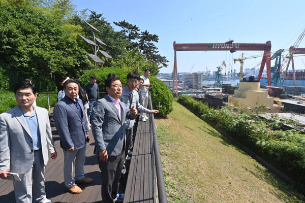 이현재 하남시장이 지난 2024년 6월 정주영 현대그룹 명예회장의 ‘프론티어 리더십’을 벤치마킹하기 위해 울산 HD현대중공업을 방문해 현장을 둘러보고 있다. 하남시 제공