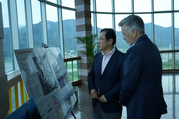 이현재 하남시장(왼쪽)이 지난해 9월 하남 유니온타워에서 휴 맥도날드(Hugh McDonald) 미국 아칸소주 상무장관(오른쪽)에게 K-스타월드 조성사업을 소개하고 있다. 하남시 제공