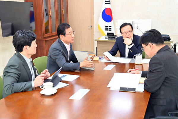 이현재 하남시장이 지난해 11월11일 경기도교육청 북부청사에서 임태희 경기도교육감과 면담을 갖고 하남교육지원청 신설 등 주요 교육 현안을 논의하고 있다. 하남시 제공