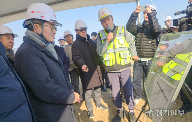 23일 김동연 경기도지사가 SK하이닉스 용인 반도체 클러스터 건설현장을 시찰하고 있다.이진기자