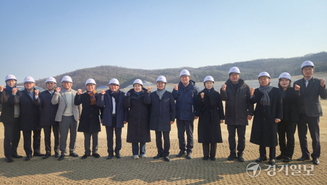 23일 김동연 경기도지사가 SK하이닉스 용인 반도체 클러스터 건설현장을 시찰한 뒤 기념촬영을 하고 있다.이진기자