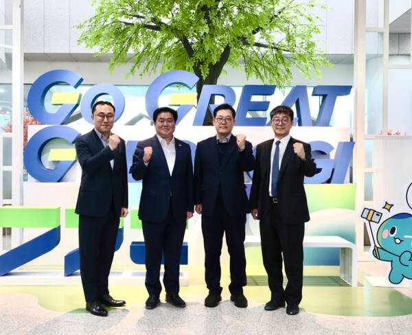 시흥시가 경기도가 추진하는 ‘피지컬 AI 확산센터 구축 사업’ 공모에 도전하며 제조업 혁신 거점 확보에 나섰다(왼쪽 두번째 임병택 시장). 임병택 시장 SNS