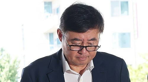 중대재해처벌법 위반 혐의 등으로 구속영장이 청구된 박순관 아리셀 대표가 지난해 8월 28일 수원지방법원에서 열린 구속 전 피의자 심문(영장실질심사)을 마친 후 대기 장소인 경기도 수원남부경찰서 유치장으로 들어가고 있