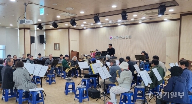강화노인복지관에서 연습에 열중하고 있는 ‘시니어 앙상블’. 조향래기자