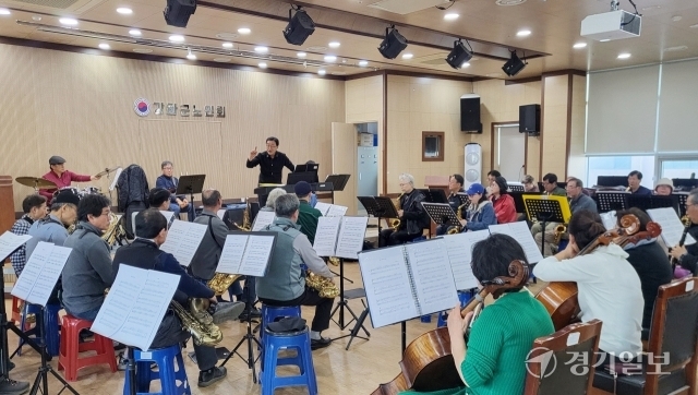기악을 전공한 김주상 강사의 지휘로 연습에 열중하고 있는 ‘시니어 앙상블’. 조향래기자