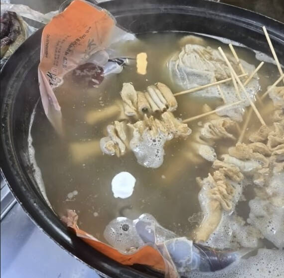 어묵탕에 비닐째 들어있는 순대.연합뉴스