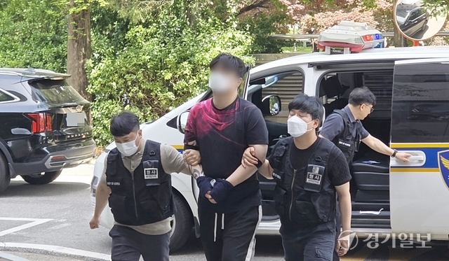 18일 인천 청라국제도시 아파트 현관에 페인트칠과 계란 투척 등 보복 대행을 벌인 20대 남성 A 씨가 영장실질심사을 받기 위해 미추홀구 인천지법에 출석하고 있다. 장민재기자