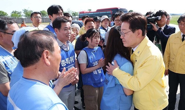 韓国大統領、航空機事故現場で「常識的に見ても見落とせない遺体」と初期対応の不備を叱責