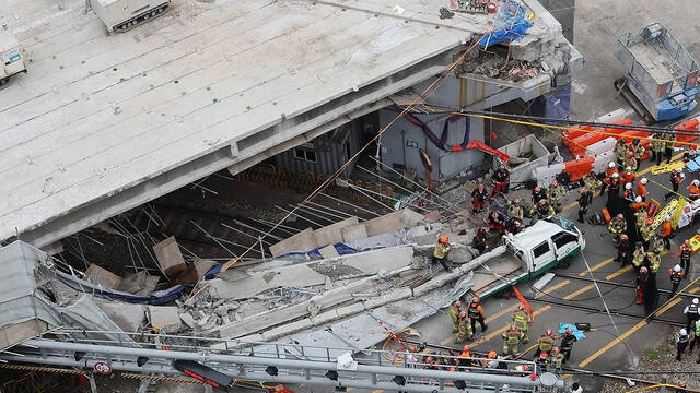 26일 오후 2시32분께 붕괴 사고가 발생한 서울 서대문구 서소문 고가차도 철거 현장에서 소방 관계자들이 인명 구조 활동을 펼치고 있다. 연합뉴스