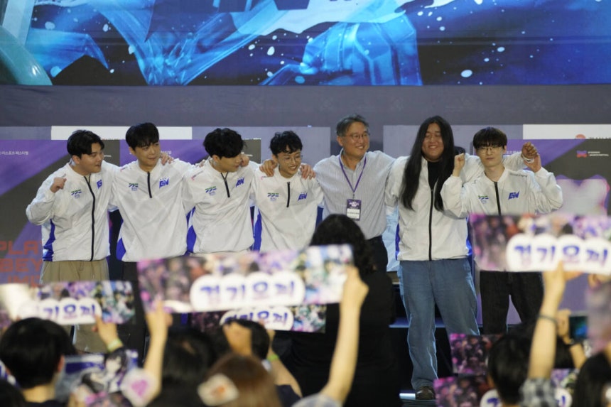 지난달 23일 고양 킨텍스에서 열린 ‘2026 경기 e스포츠 페스티벌’ 내 ‘경기 이네이트’ 출정식에서 FC모바일 종목 선수 이한울 씨(오른쪽 두번째)와 박희찬 씨가 미소를 짓고 있다. 한국e스포츠협회 제공