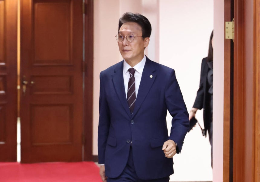김민석 국무총리가 4일 오전 서울 종로구 정부서울청사에서 열린 비상경제본부회의에 입장하고 있다. 연합뉴스
