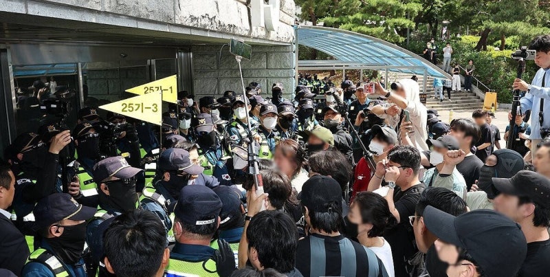 잠실 개표소 시위 현장서 여성 몰래 찍은 남성 체포