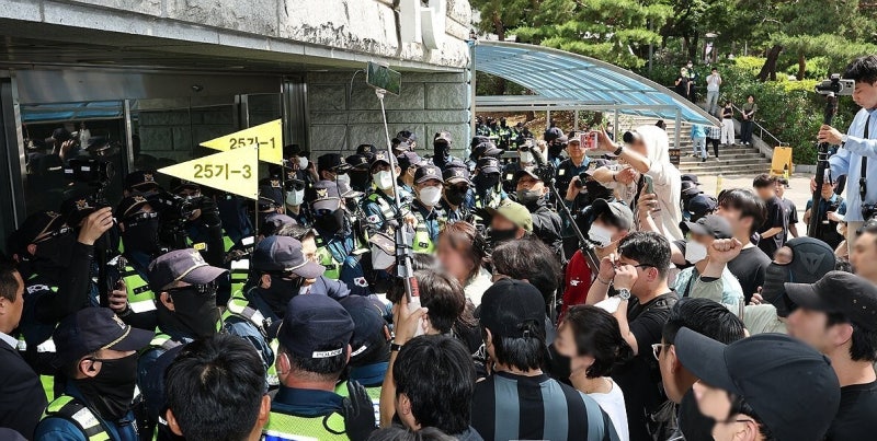 "업무방해 성립" 경찰 경고에도…잠실 개표소 '봉쇄 12일째' 일촉즉발