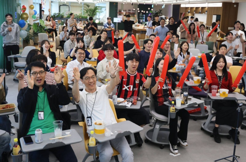 몰래 보느니 다 같이 본다? 금요일 오전 10시 경기에 '딜레마'