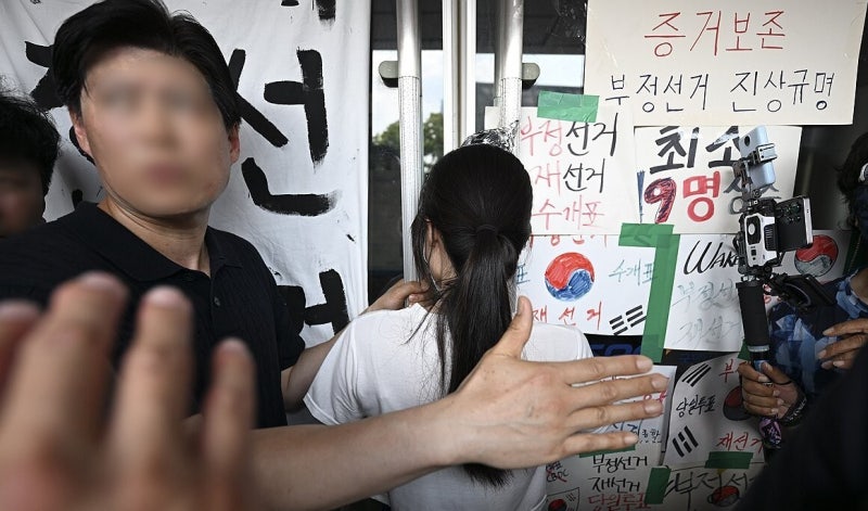 야당 중재에도 '잠실 개표소 진입' 결국 무산…시위대 일부 반발에 경찰·체육회 전원 철수