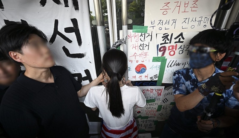 두 손으로 문 잡고 2시간 버틴 '올다르크'…경찰, 내사 착수
