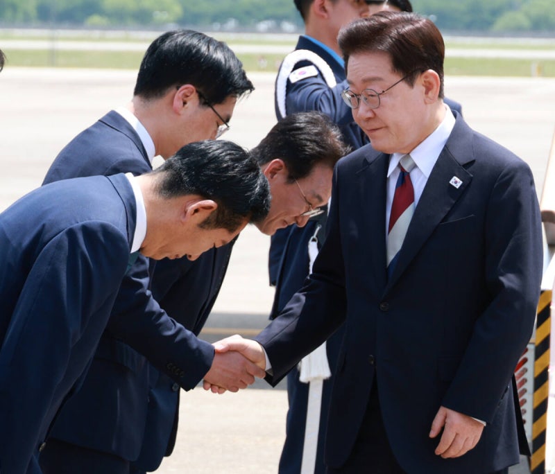 [속보] 李<b>대통령 귀국</b>…90도 인사하는 정청래에 "수고했습니다" 악수