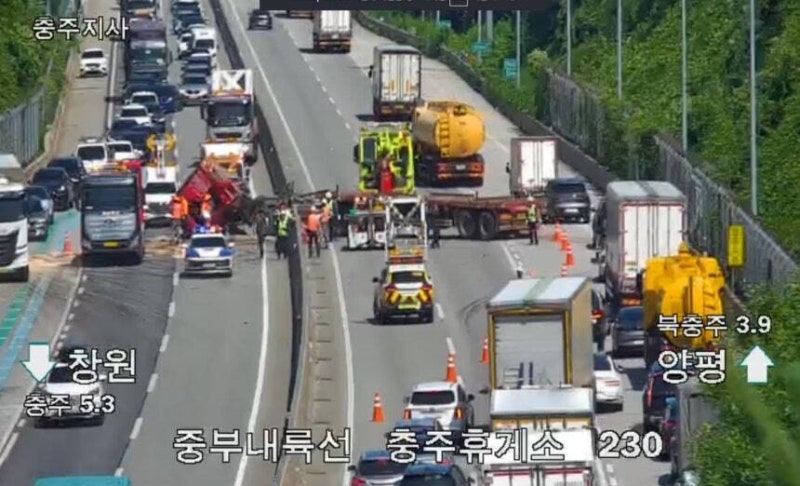 고속도로 중앙분리대 뚫은 트레일러…60대 운전자 중상