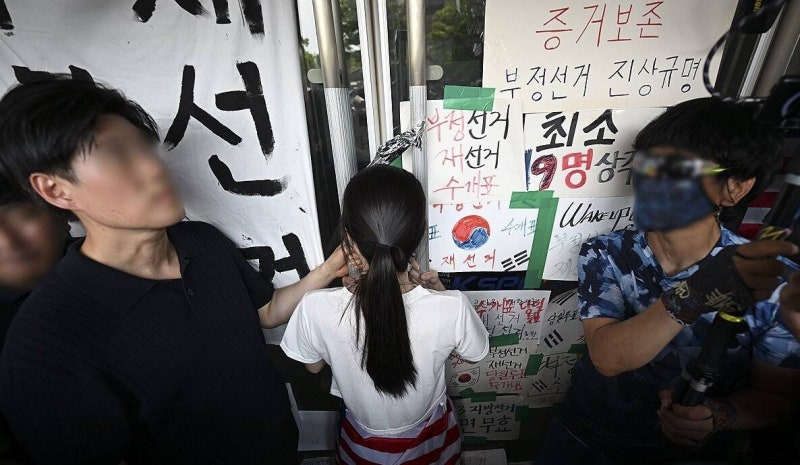[속보] 경찰, 개표소 출입 홀로 막은 ‘<b>올다르크</b>’ 신원 확인·출석 요구