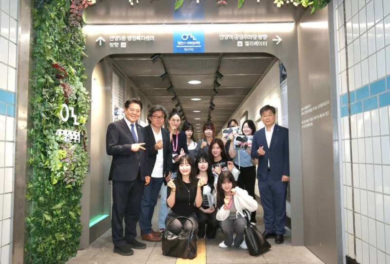 “침침한 지하 통로가 미술관으로”… <b>안양</b>1번가 ‘일번가 아래 갤러리...
