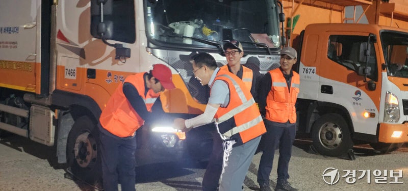 취임 첫날 새벽 환경미화원들과 함께...최원용 평택시장 “답은 현장에”