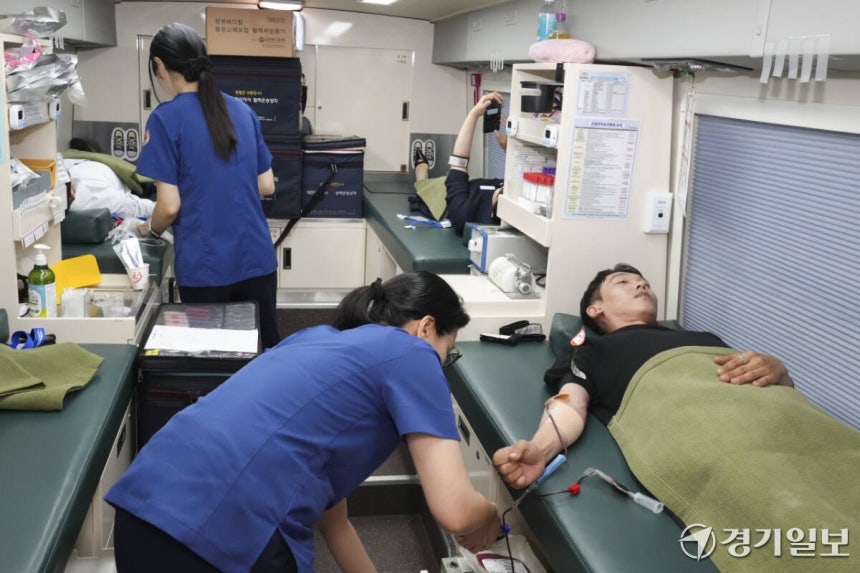 6월23일 오전 수원특례시 팔달구 농협중앙회 경기본부에서 열린 '사랑의 생명나눔 헌혈 캠페인’에서 농협 임직원들이 헌혈에 참여하고 있다. 이번 캠페인은 지속적인 혈액 부족 상황에 대응하고 생명 존중 가치를 실천하기