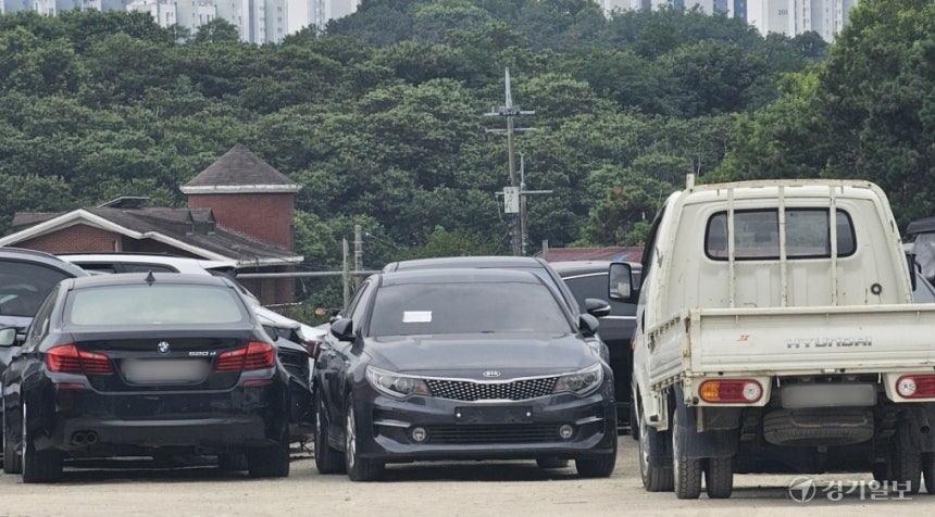 수원지방법원 평택지원의 압류 차량 등을 보관하는 물품보관소가 농지법을 위반하면서 차량을 보관해온 것으로 드러났다. 사진은 2일 죽백동 소재 물품보관소에 압류된 차량들이 토지 지목이 전(田)인 농지 위에 줄지어 주차된