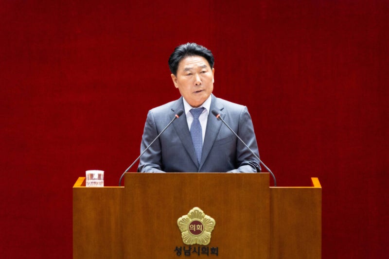 성남<b>시의회</b>, 10대 전반기 <b>의장단 선출</b>…의장 강상태, 부의장 정연화