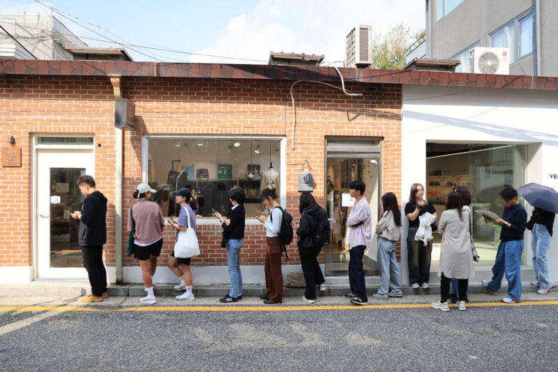 작가 한강이 운영한 서점 ‘책방오늘’ 영업 종료…“건물 매각 사정”